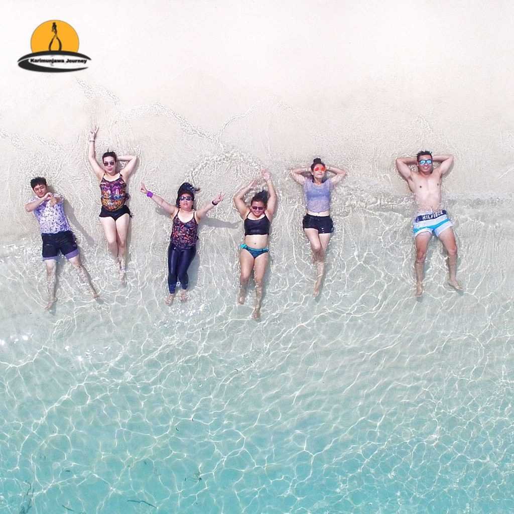 foto-bersama-dengan-teman-dengan-gaya-tidur-di-pantai-hanya-tour-karimunjawa-journey-1024x1024