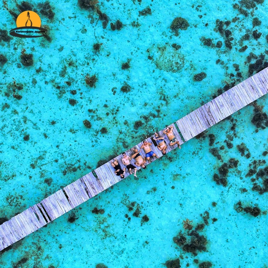 jembatan-karimunjawa-dengan-keindahan-lautnya-hanya-liburan-dengan-teman-Anda-dengan-harga-terjangkau-paket-tour-karimunjawa-menyesuaikan-dompet-anda-1024x1024